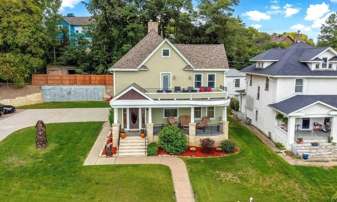 Davenport House | East Village Victorian Gem with River Views; walk to dining & shopping