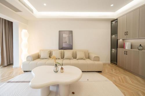 Haining Road Apartment | Eastern Hub - People square Branch New 3 bedrooms house
