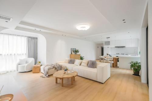 Xujiahui Apartment | Eastern Hub - ZhongShan Park Branch Three Bedroom Bright French Windows, Open Kitchen in Downtown Area