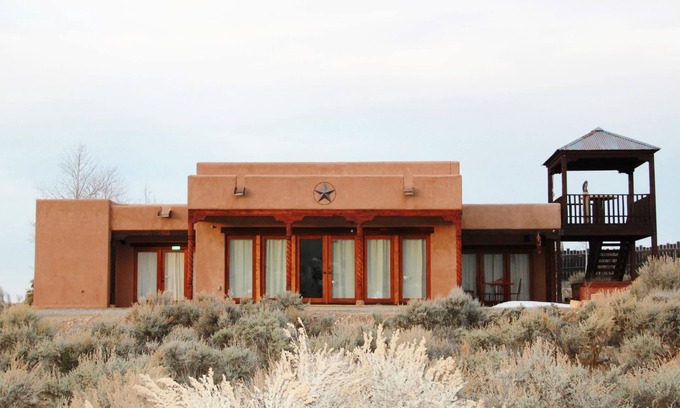 El Prado House | Eastern Star Retreat - Open Plan, well-appointed home with mountain views.