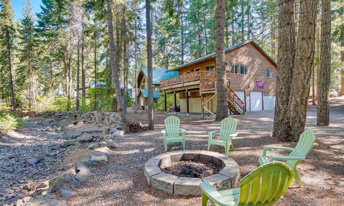 Easton Cabin | Easton Creekside Cabin w/ Private Deck & Fire Pit!