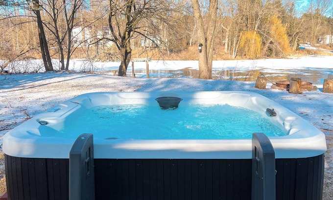 Adams Cabin | Easton Lake Retreat – Cozy Cottage & Hot Tub