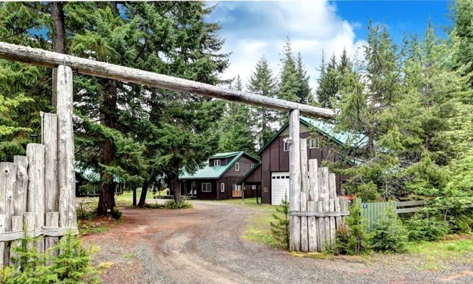 Easton House | Easton Pines Retreat - Great for large groups / Family and Pet Friendly