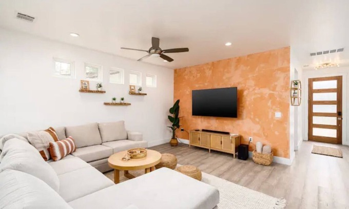 Govalle House | Eastside Oasis *Walk to Bars, Brews & Good Eats*