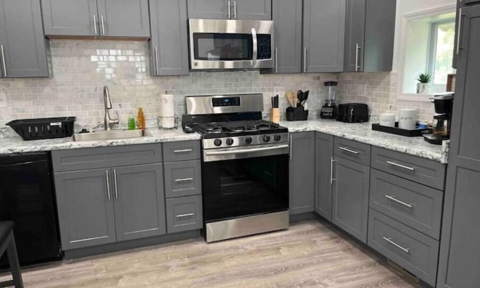 Lincoln-Lemington-Belmar House | Eastside vibes ~ Roomy. Peaceful. Charming. Free parking, 3 BR, 2 bath, Sleeps 6