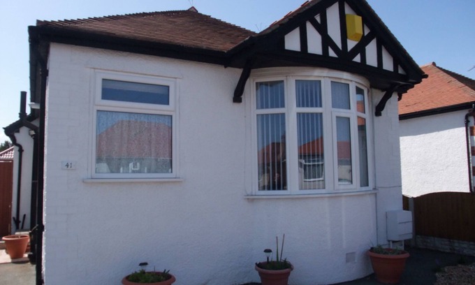 Rhyl House | Eastville Court - Stunning Bungalow in Rhyl - Families & Business Guests Welcome