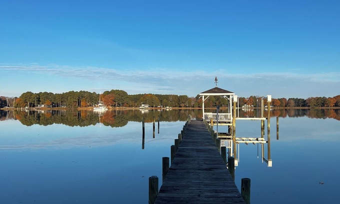 William's Wharf House | Eastwinds the "Holiday House" Spacious 5-bedroom house on the water in VA