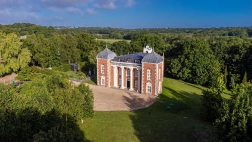 Cowbeech House | Eastwood Observatory: 12 bedrooms, swimming pool and tennis court