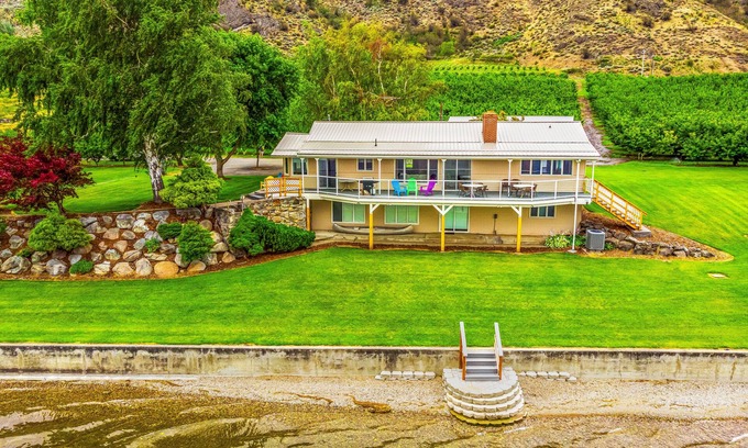 Oroville House | Easy access Lake Osoyoos Waterfront Home