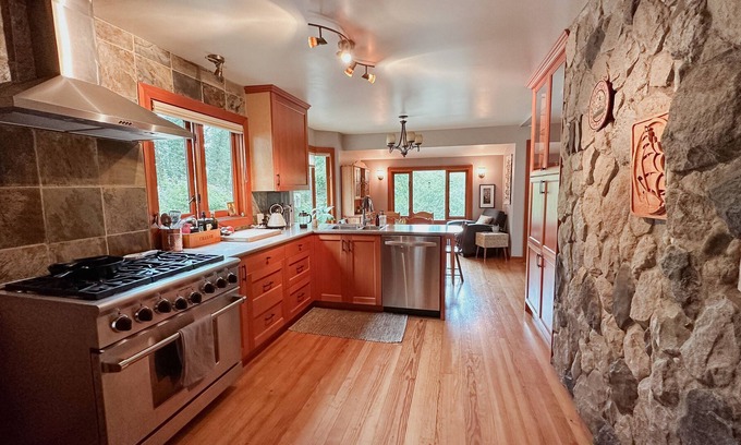 Mill Bay House | Easy Acres - Private and Beautiful Home in the Cowichan Valley (pet friendly!)