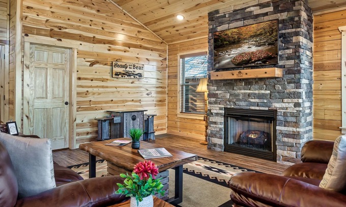 White Oak Lodge Cabin | Easy Drive, Awesome Reviews, Hot tub, Arcade, Next to National Park