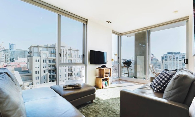 East Melbourne Apartment | Easy Eastside Urban Chic with a Rooftop Pool Oasis