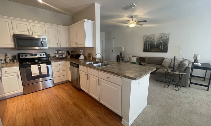 Airport North Apartment | Easy takeoffs
