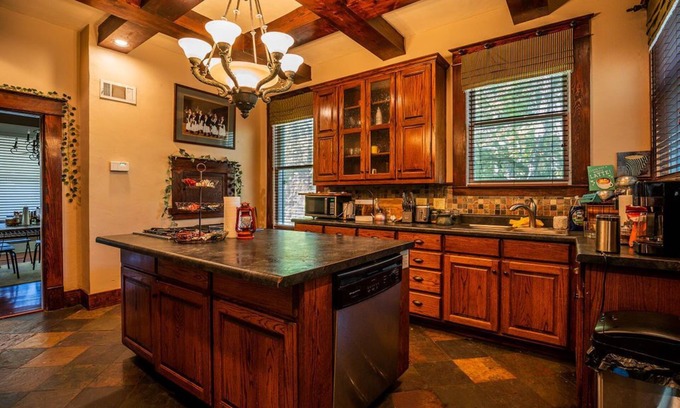 Sulphur Springs House | Easy Walk or Drive to Downtown