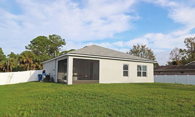 Palm Bay House | Ebenezer House 3-bedroom in awesome Palm Bay with AC, treadmill room