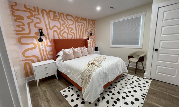 Pikeville Apartment | Eccentric Privy-Sleeps6. 2nd floor & outdoor deck