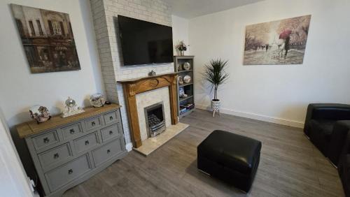 Ecclesfield House | Ecclesfield Cottage - Two Bedrooms in Sheffield near Peak District with fast Wi-Fi, off-street parking and garden