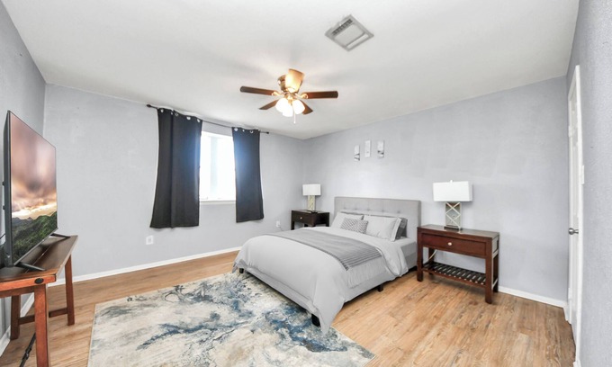 North Shore House | Echelon 3-bedroom Cozy Centerstay with AC, WiFi in Houston - Grand Comfort Spot