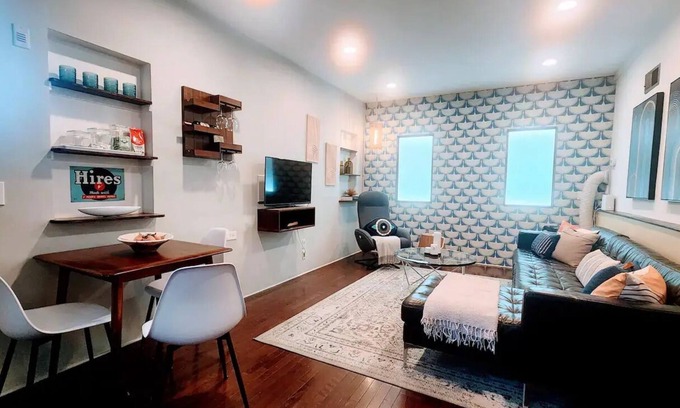 Elysian Heights Apartment | Echo Park Canyon - laundry, parking, large pationn