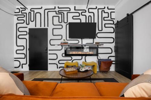 Traverse City Apartment | Eclectic Condo with Hot Tubs and E-Bikes