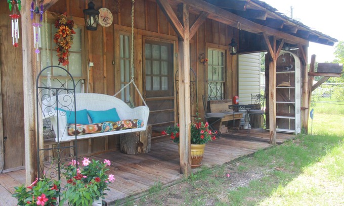 Greenville House | Eclectic Country Studio Guest House Quick Escape