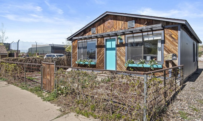 Southside House | Eclectic & Fun Lumberyard Urban Cabin #1 in downtown, next to NAU
