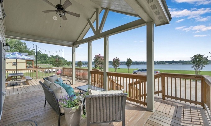 Willis Cottage | Eclectic Mix Of Marilyn, Artwork, and Southern Charm