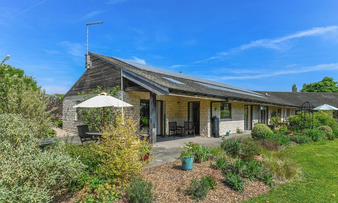 Newark upon Trent House | Eco 2-Bed Bungalow with Biodiverse Garden & Solar