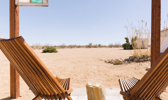 Landers House | Eco-Friendly Desert Oasis near Joshua Tree: Fire Pit, Stargaze, Family-Friendly