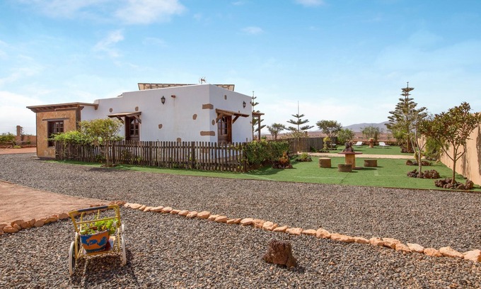 La Ampuyenta Villa | Eco-friendly Rural Home "Laura" with Terrace, Mountain View & Wi-Fi