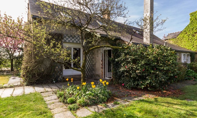 Joue-sur-Erdre Cottage | Eco-Friendly Retreat Near Vioreau Lakes, 5 Bedrooms, Fireplace, Secluded Garden, Pet-Friendly