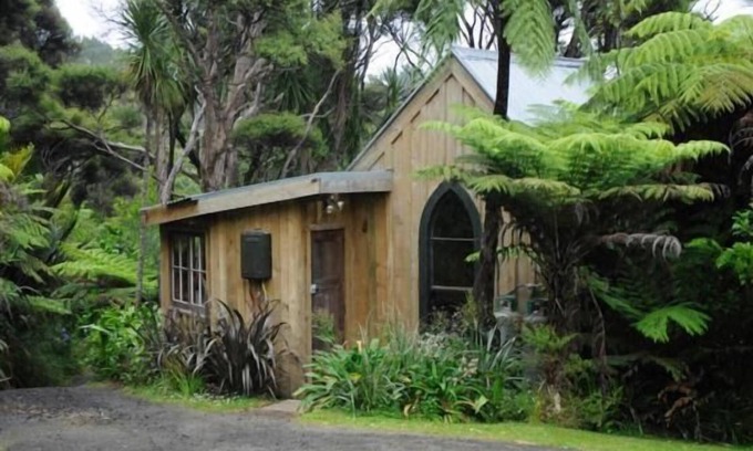Muriwai Cottage | Eco-friendly Te Aute Ridge Cottage