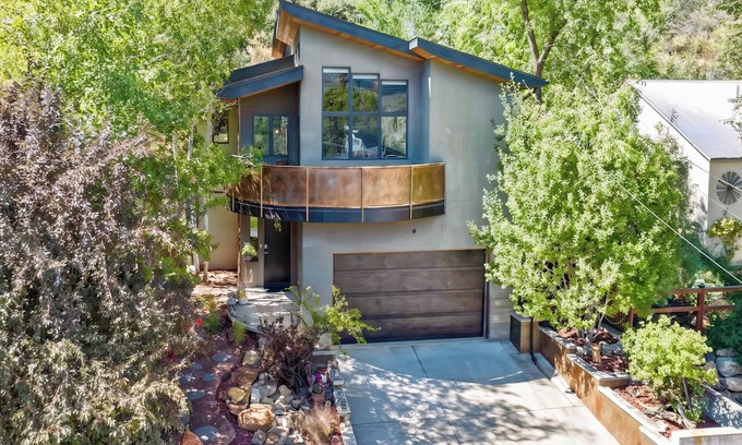 Durango House | Eco-Friendly, Walk to River/Mountain Trail - King Beds - AC - Near Downtown