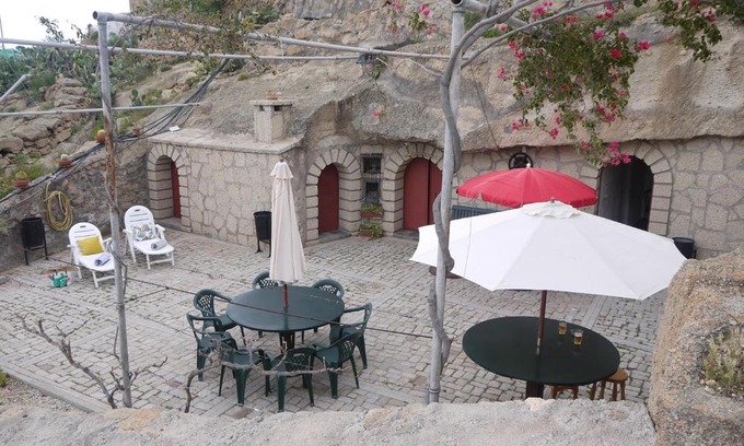 Chimiche House | Eco Holidays Cave House Justine