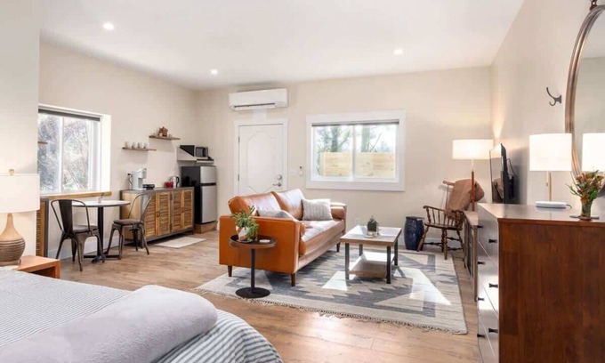Malvern Hills House | Eco-Luxe 1BDR w/Patio + Free Tix | Near Biltmore
