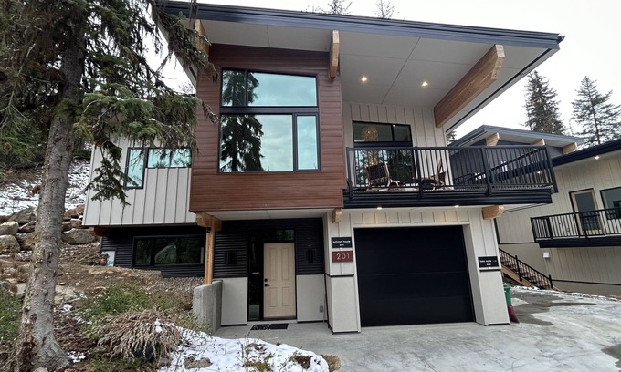 Rossland House | Eco-Luxury Mountain House & Suite - 2 mins to Red Mountain
