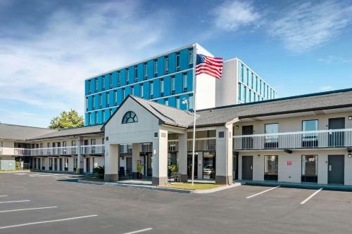 Augusta Cabin | Econo Lodge Augusta, Downtown