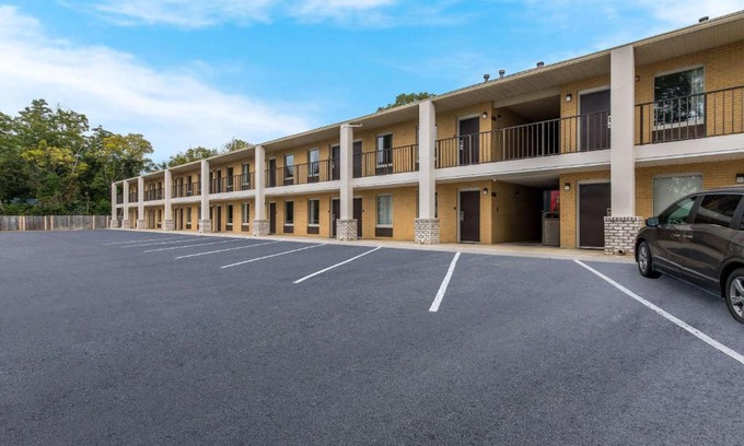 Cheraw Cabin | Econo Lodge Cheraw Market Street