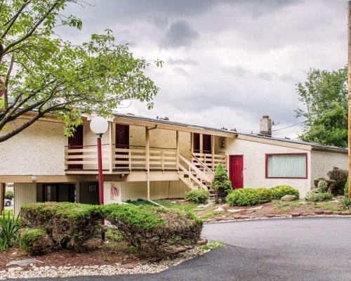 Chinchilla Cabin | Econo Lodge Clarks Summit - Scranton