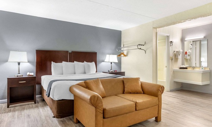 Conway Hotel | Econo Lodge Conway Central