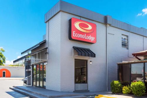 Gallatin Cabin | Econo Lodge Gallatin - Metro Nashville