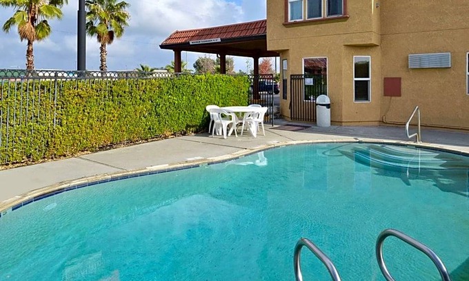 Corning Hotel | Econo Lodge Inn & Suites