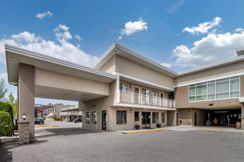 Central Okanagan Cabin | Econo Lodge Inn & Suites