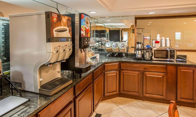 Monroe Hotel | Econo Lodge Inn & Suites Monroe