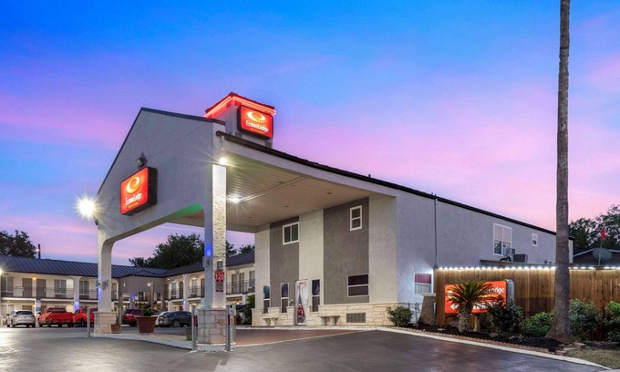 Southside Hotel | Econo Lodge Inn & Suites Near Lackland AFB