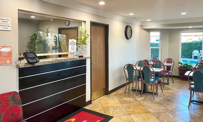 Corning Hotel | Econo Lodge Inn & Suites