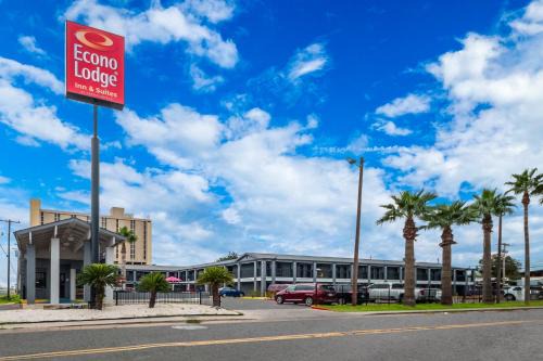 Western Division Hotel | Econo Lodge Inn & Suites