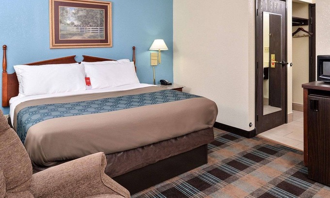 Shelbyville Hotel | Econo Lodge Inn & Suites Shelbyville