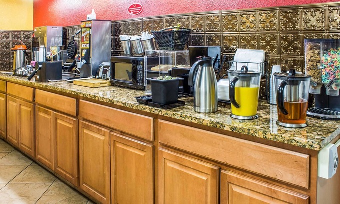 Walnut Hotel | Econo Lodge Inn & Suites