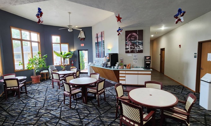 Manistique Hotel | Econo Lodge Lakeshore